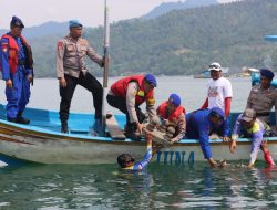 Polres Trenggalek Gelar Transplantasi Terumbu Karang dalam Peringatan HUT Polairud ke-74