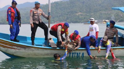 Polres Trenggalek Gelar Transplantasi Terumbu Karang dalam Peringatan HUT Polairud ke-74