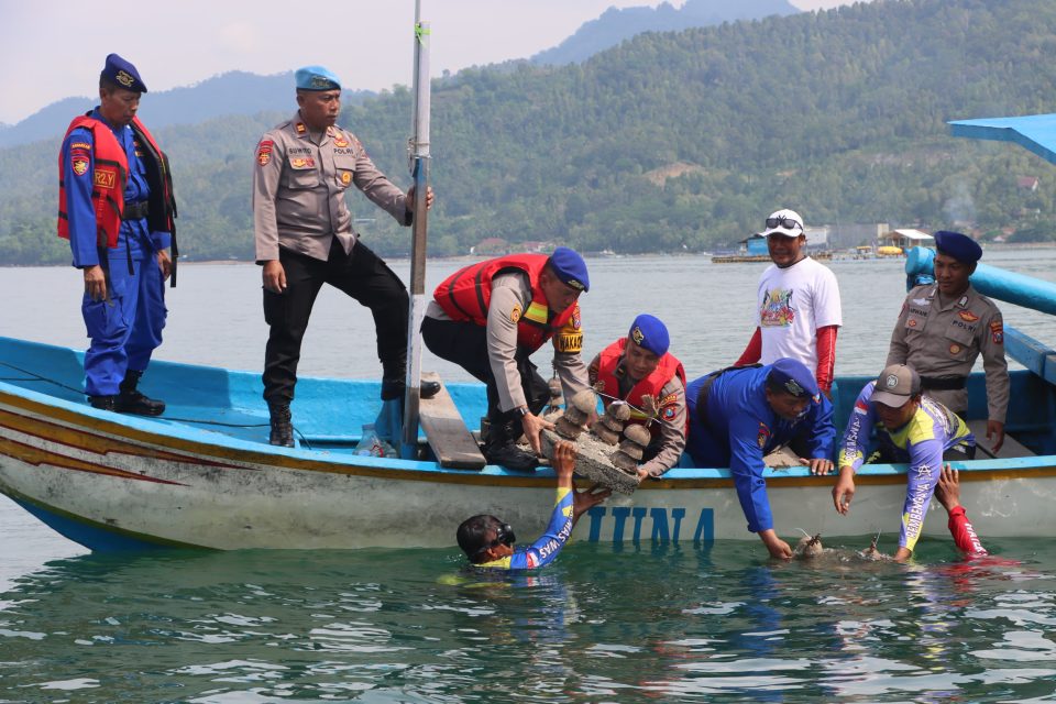 Polres Trenggalek Gelar Transplantasi Terumbu Karang dalam Peringatan HUT Polairud ke-74