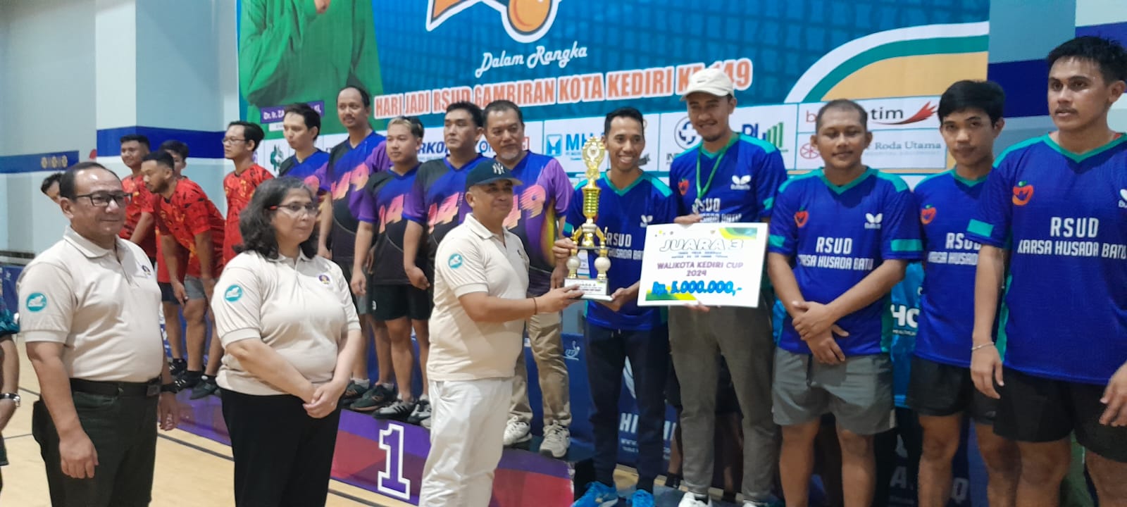 Gelar Turnamen Tenis Meja Wali Kota Kediri Cup Antar RS, RSUD Gambiran Raih Prestasi Gemilang