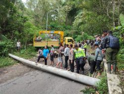 Truk Pengangkut Tiang Beton Listrik Terguling di Letter S Kampak Trenggalek, Lalu Lintas Sempat Lumpuh