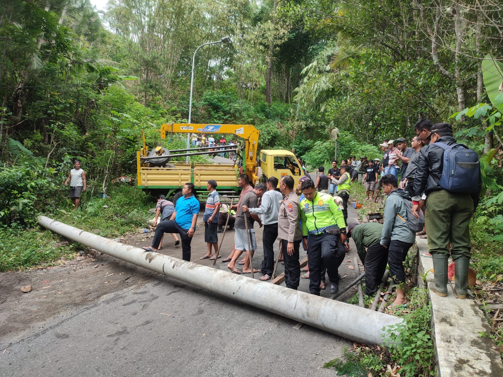 Truk Pengangkut Tiang Beton Listrik Terguling di Letter S Kampak Trenggalek, Lalu Lintas Sempat Lumpuh