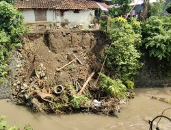 Debit Air Sungai Meluap, Halaman SDN Ngampel 2 Kota Kediri Amblas