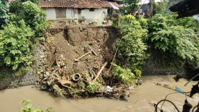 Debit Air Sungai Meluap, Halaman SDN Ngampel 2 Kota Kediri Amblas