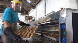 Libur Nataru! Produsen Kue Bolen di Jombang Laris Manis Jadi Oleh-oleh