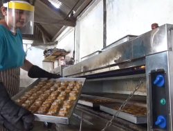 Libur Nataru! Produsen Kue Bolen di Jombang Laris Manis Jadi Oleh-oleh