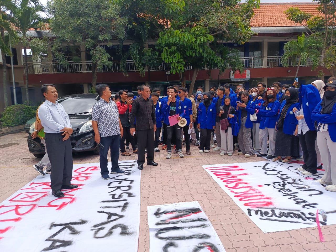 Aksi Mahasiswa UNP Kediri Tuntut Transparansi Pembangunan Gedung Mangkrak