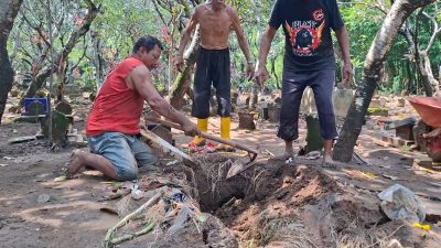 Banjir Terjang Grogol dan Banyakan, Mobil Hanyut dan Puluhan Makam Ambles