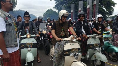 Ribuan Scooter Sarungan Ramaikan 1 Abad Ponpes Al Falah Ploso Mojo