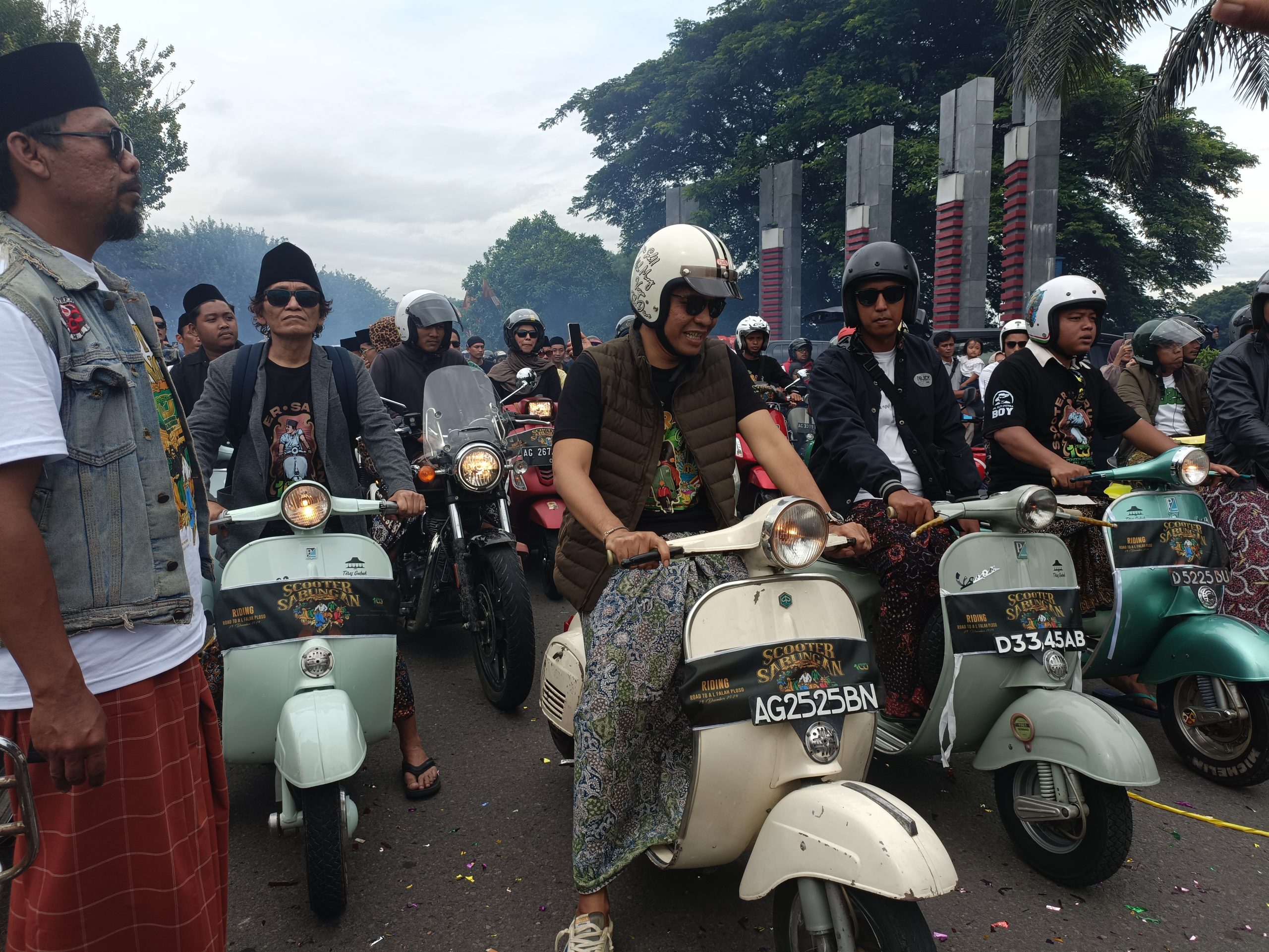 Ribuan Scooter Sarungan Ramaikan 1 Abad Ponpes Al Falah Ploso Mojo