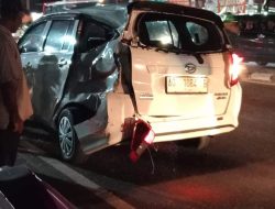Nekat Terobos Perlintasan, Minibus Daihatsu Sigra Tertabrak Kereta Api di Purwoasri