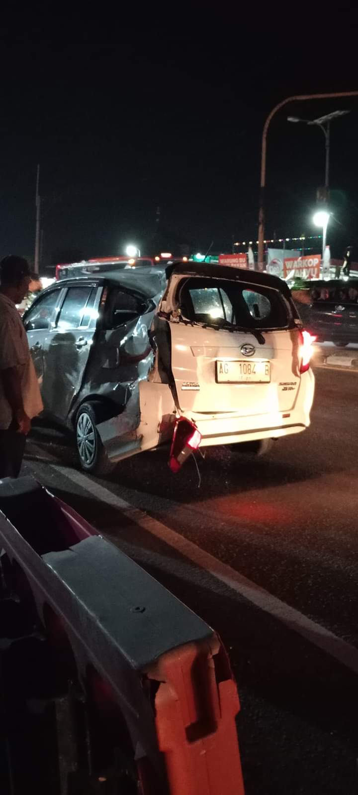 Nekat Terobos Perlintasan, Minibus Daihatsu Sigra Tertabrak Kereta Api di Purwoasri