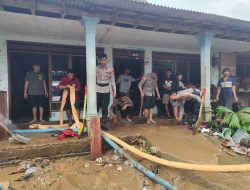 Polres Blitar Kerahkan Tim untuk Bantu Korban Banjir di Binangun
