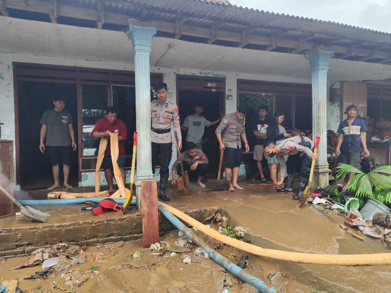 Polres Blitar Kerahkan Tim untuk Bantu Korban Banjir di Binangun