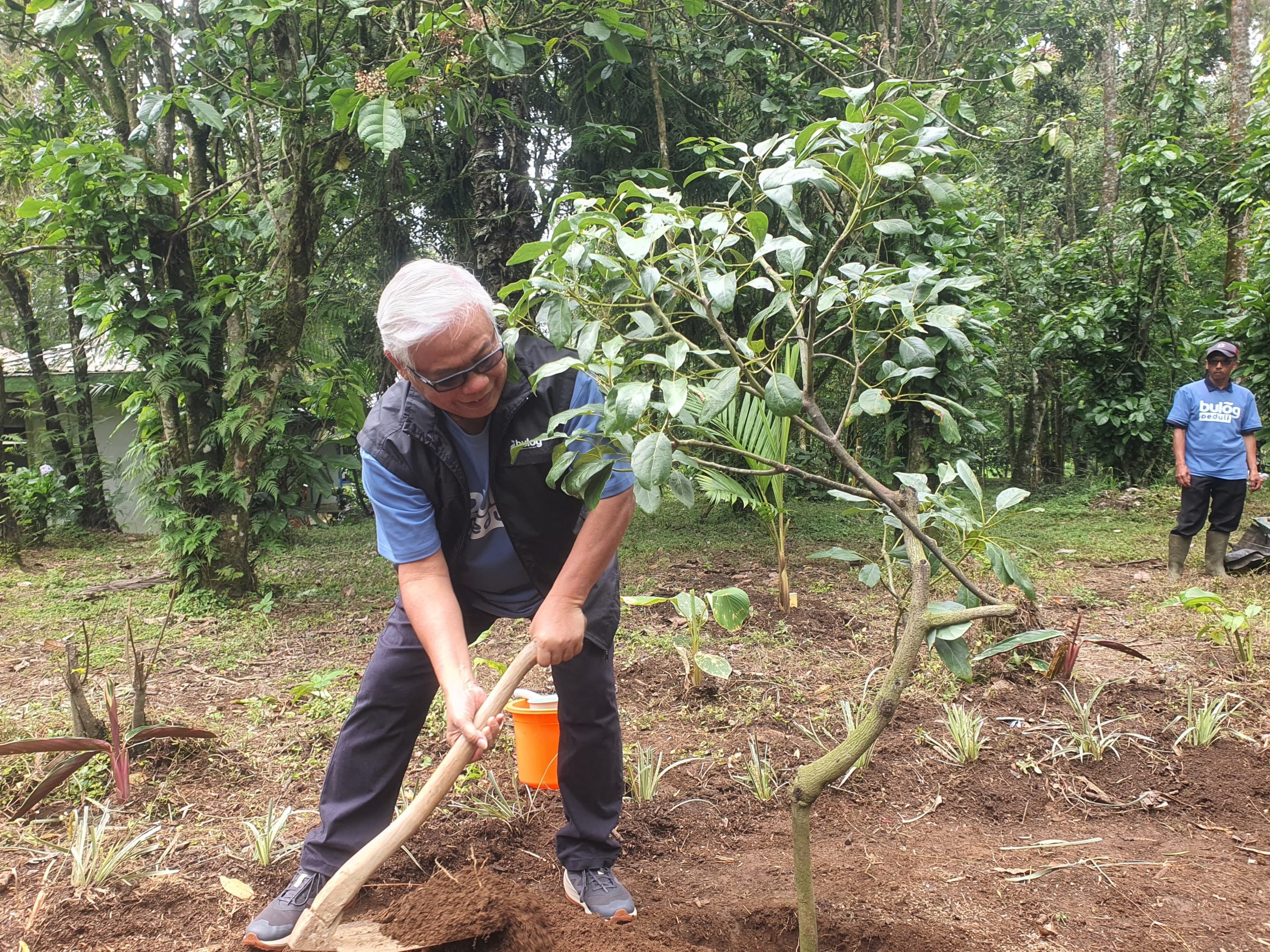 Perum Bulog Malang Tanam 413 Bibit Pohon di Hulu Sungai Brantas untuk Dukung Pertanian