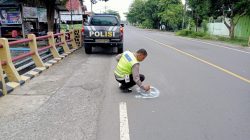 Polsek Gampengrejo Tandai Jalan Berlubang dengan Lingkaran Putih untuk Kurangi Risiko Kecelakaan