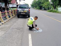 Polsek Gampengrejo Tandai Jalan Berlubang dengan Lingkaran Putih untuk Kurangi Risiko Kecelakaan