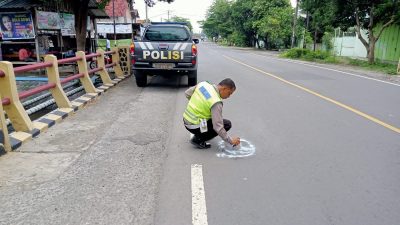 Polsek Gampengrejo Tandai Jalan Berlubang dengan Lingkaran Putih untuk Kurangi Risiko Kecelakaan