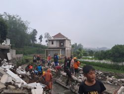Bangunan di Tepi Sungai Kota Batu Ambrol Akibat Longsor, Kerugian Capai Puluhan Juta Rupiah