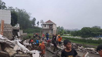 Bangunan di Tepi Sungai Kota Batu Ambrol Akibat Longsor, Kerugian Capai Puluhan Juta Rupiah