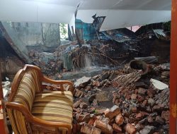 Saluran Air Meluap, Kantor Kelurahan Sisir Jebol Diterjang Hujan Deras