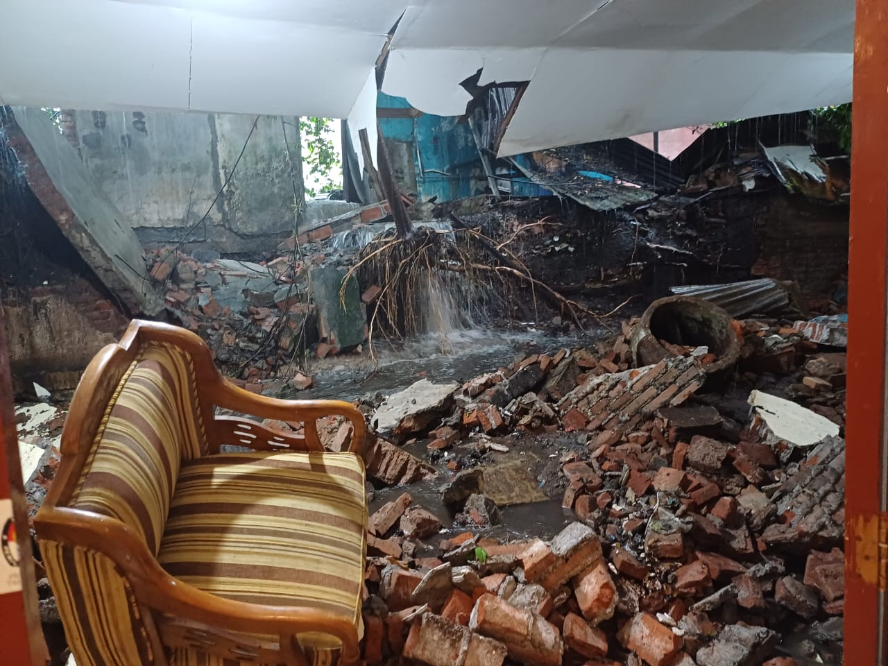 Saluran Air Meluap, Kantor Kelurahan Sisir Jebol Diterjang Hujan Deras