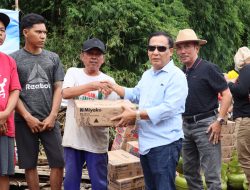 Unsur Pimpinan DPRD Kabupaten Kediri Salurkan Bantuan untuk Korban Banjir di Desa Tiron