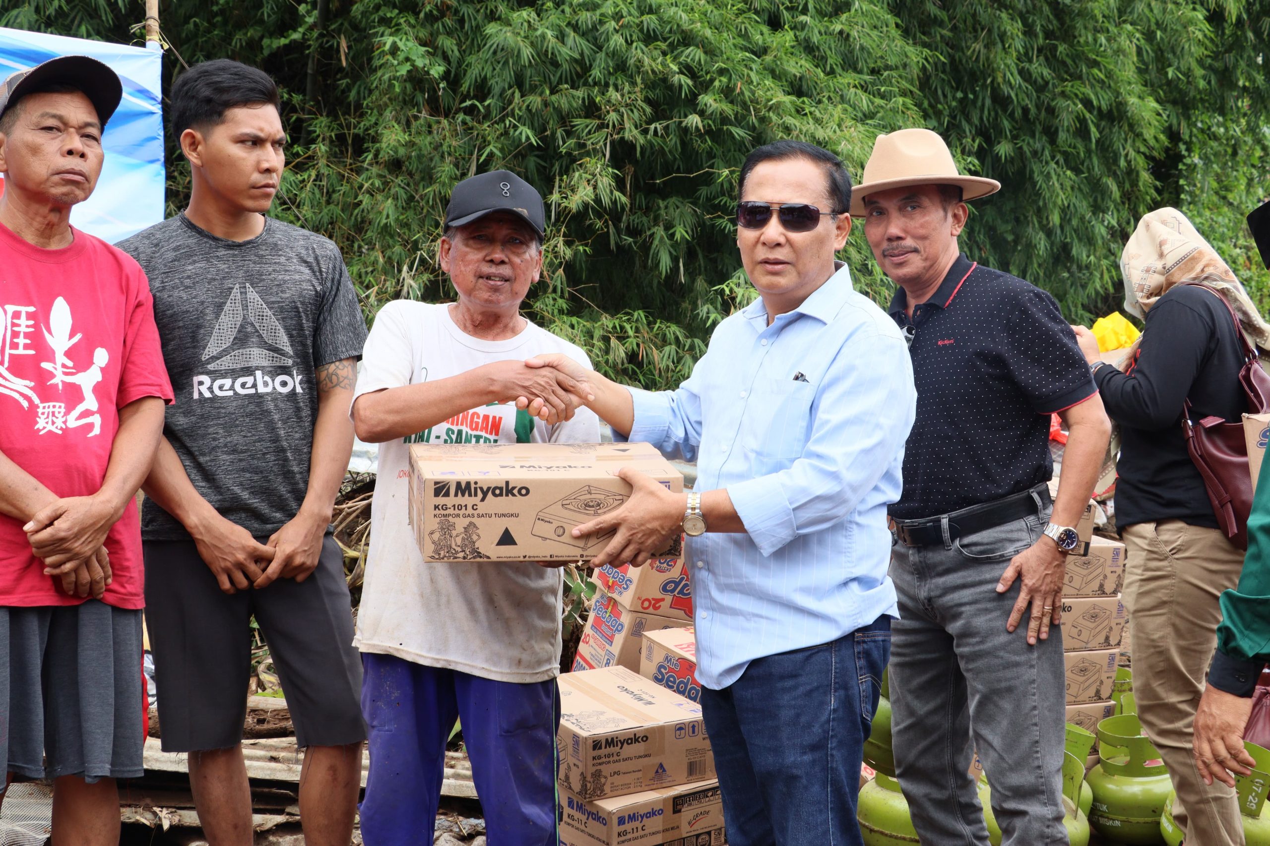 Murdi Hantoro Ketua DPRD Kabupaten Kediri, Drs. H.Sentot Djamaludin, Ketut Gutomo dua wakil ketua DPRD Kabupaten Kediri dan anggota kunjungi korban banjir di Tiron Banyakan Minggu siang (ist)