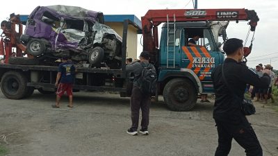 Usai Mengantar Jenazah, Mobil Ambulan RSUD Gambiran Kota Kediri Tertabrak Kereta Api di Perlintasan Tanpa Palang, Sopir Tewas Seketika