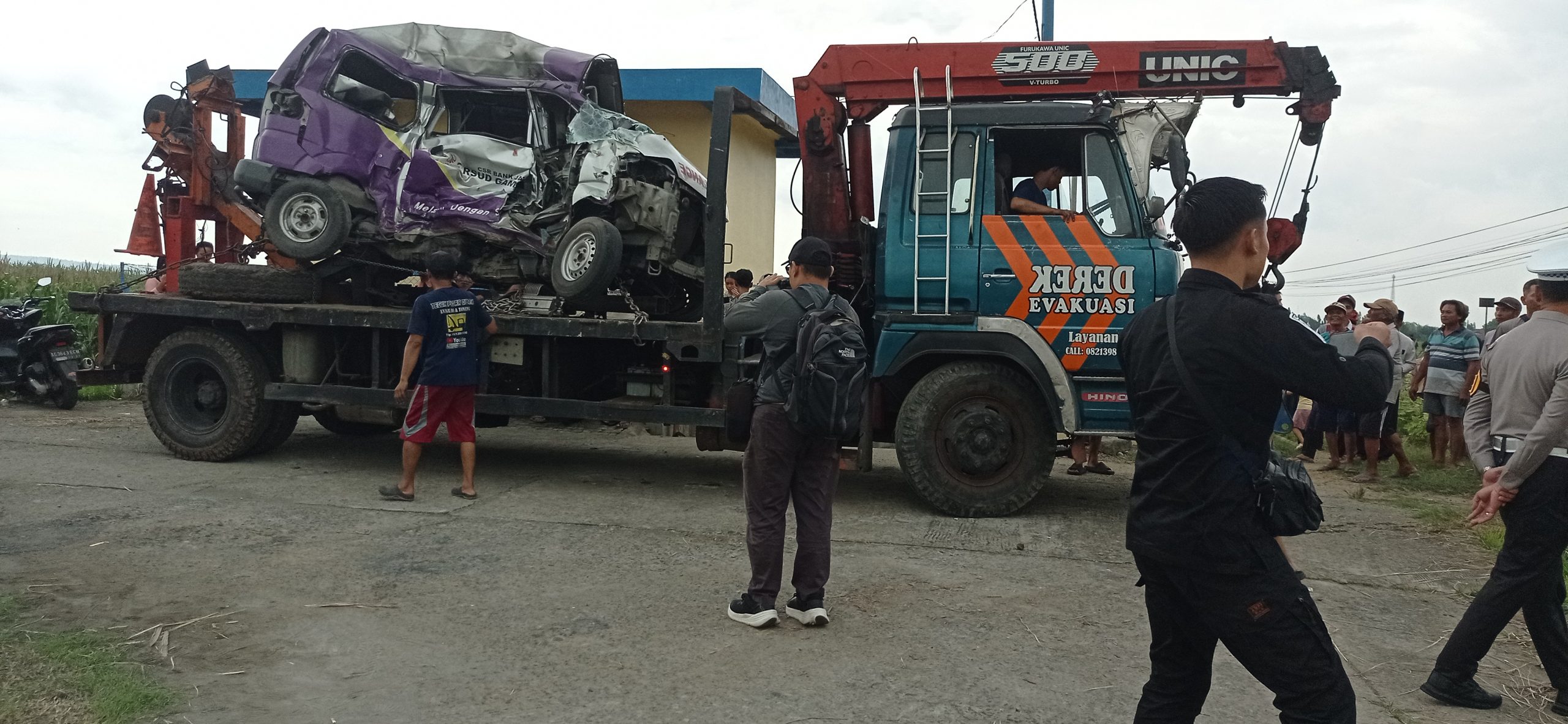 Usai Mengantar Jenazah, Mobil Ambulans RSUD Gambiran Kota Kediri Tertabrak Kereta Api di Perlintasan Tanpa Palang, Sopir Tewas seketika