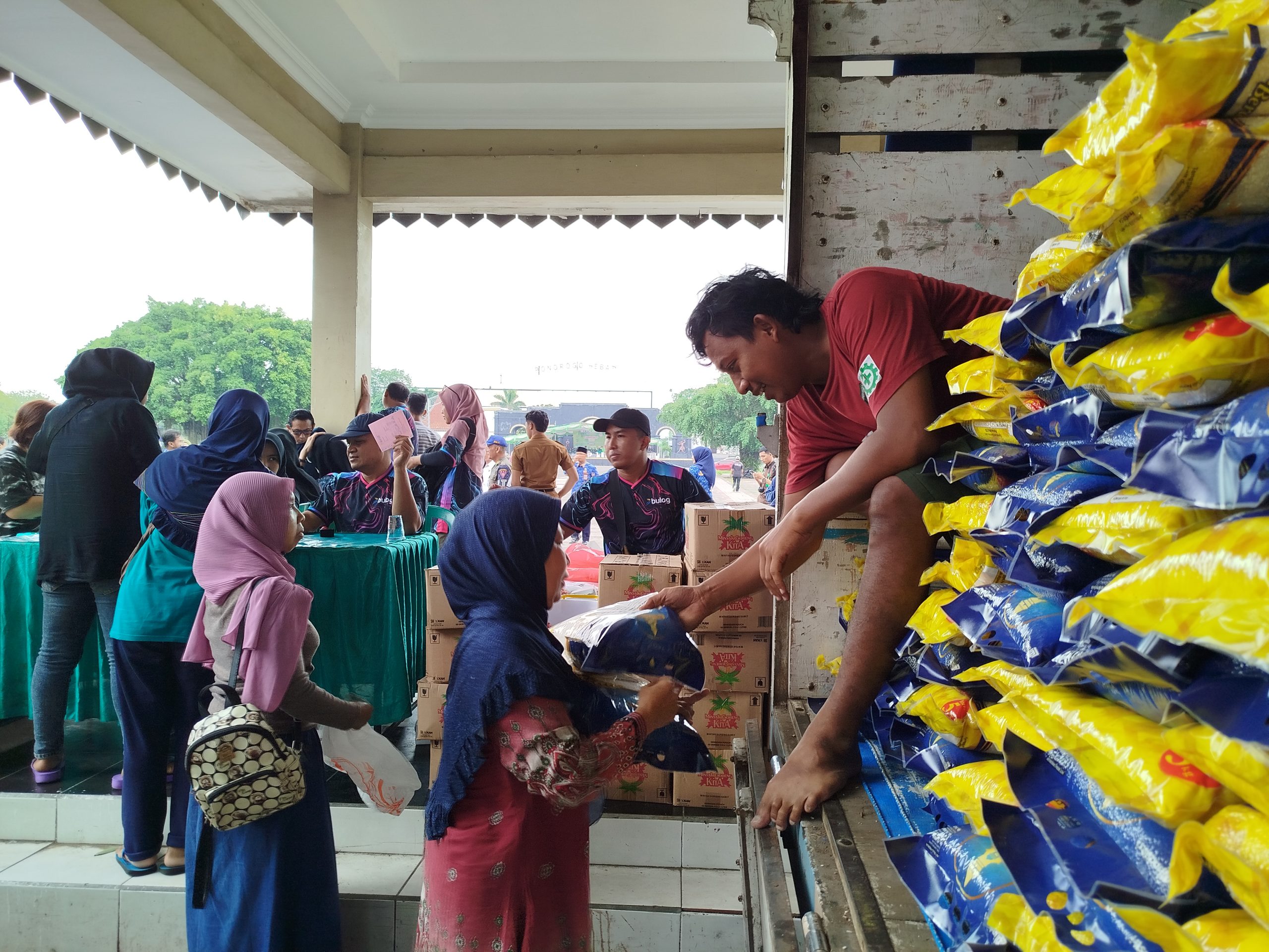 Pasar Murah Ponorogo Diserbu Warga, Ribuan Paket Sembako Ludes Terjual