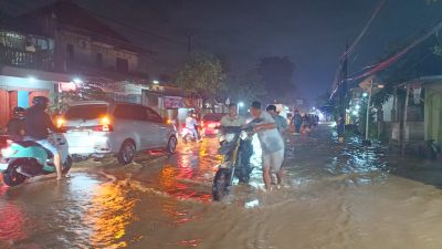 Banjir Melanda Banyakan, Sejumlah Sepeda Motor Mogok dan Lalu Lintas Macet