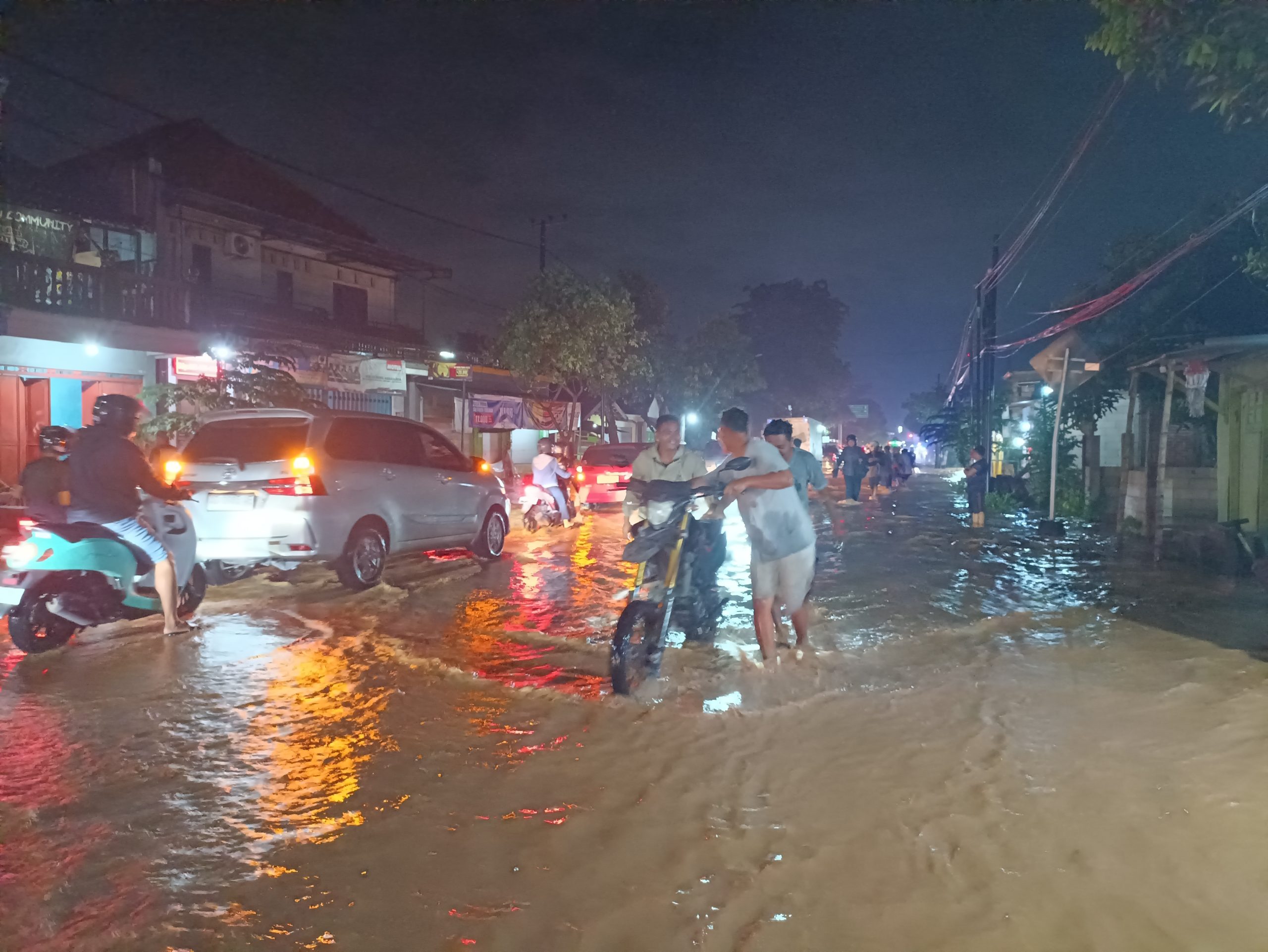 Banjir Melanda Banyakan, Sejumlah Sepeda Motor Mogok dan Lalu Lintas Macet