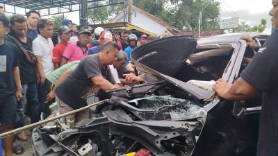 Diduga Mengantuk, Mobil Mewah Tabrak Truk di Ponorogo, Sopir Sempat Terjepit