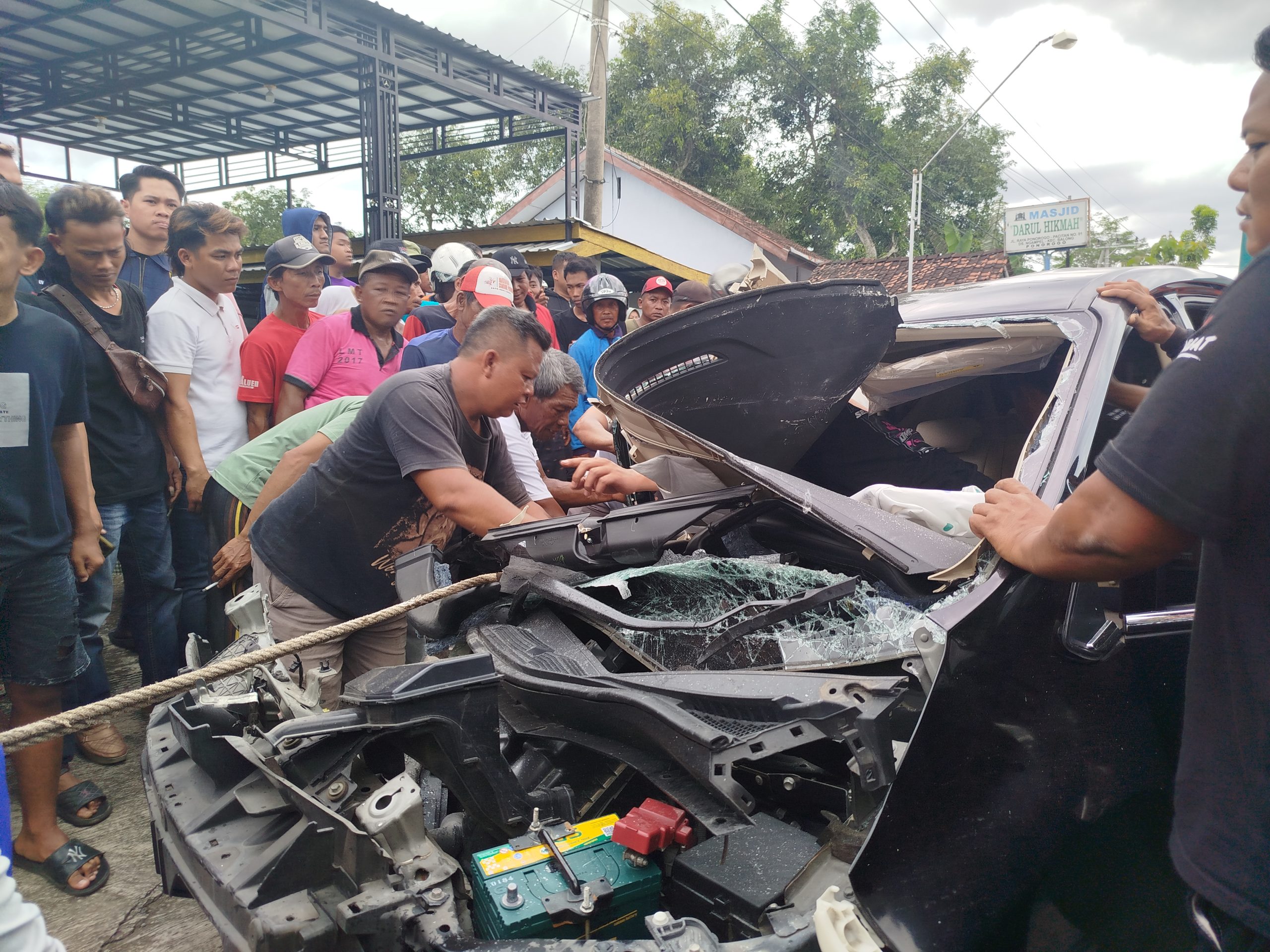 Diduga Mengantuk, Mobil Mewah Tabrak Truk di Ponorogo, Sopir Sempat Terjepit