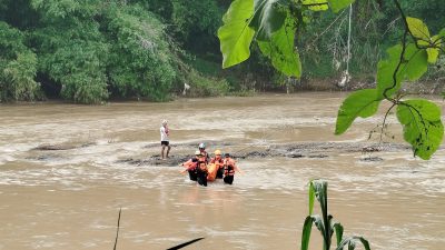 Evakuasi Mayat Tanpa Identitas di Sungai Sukosari Ponorogo Berjalan Dramatis