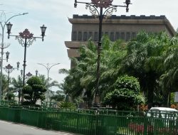 DLH Pasang Barikade Besi di Taman Simpadan SLG untuk Lindungi Tanaman Saat Pesta Tahun Baru