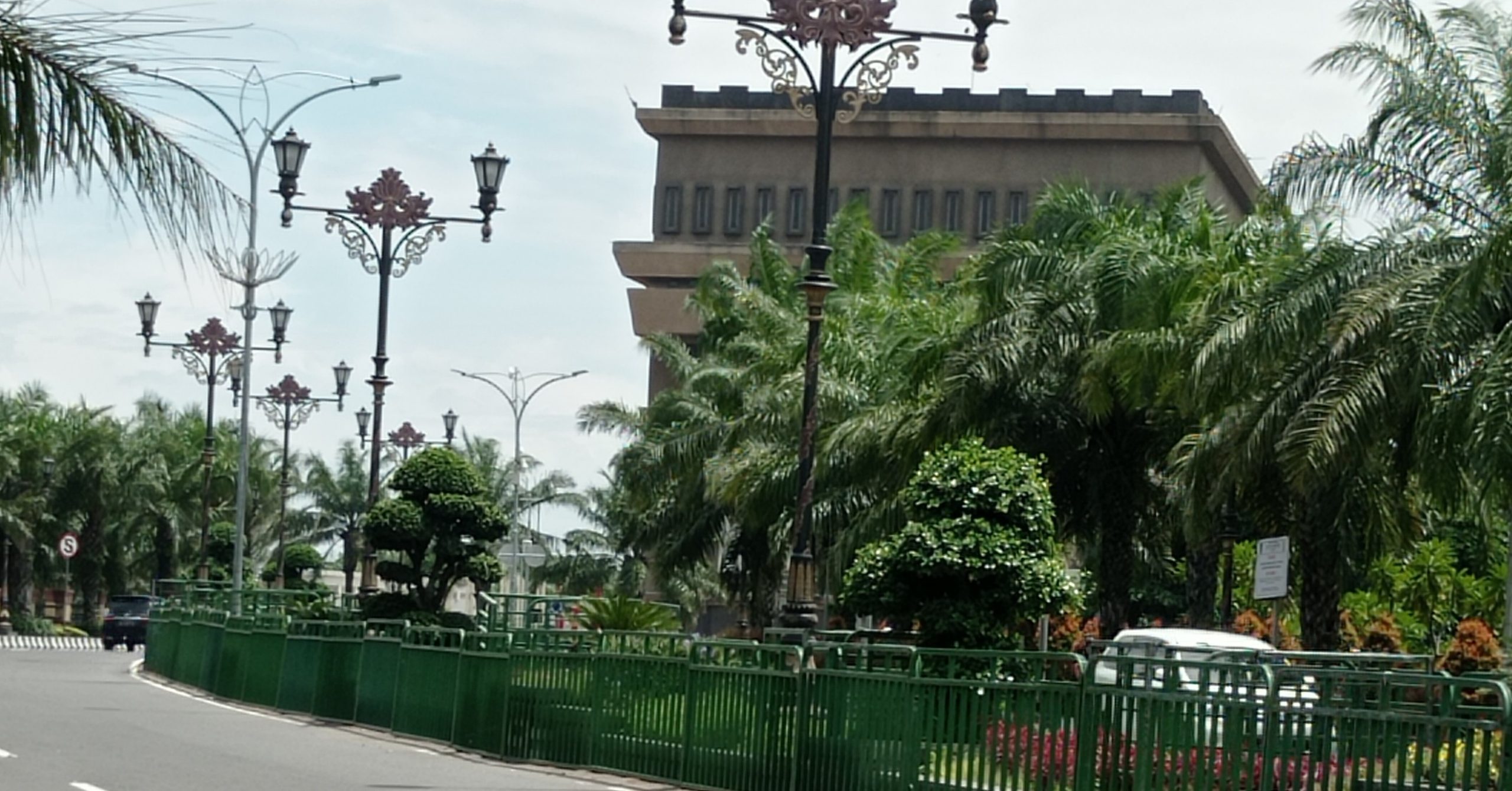 DLH Pasang Barikade Besi di Taman Simpadan SLG untuk Lindungi Tanaman Saat Pesta Tahun Baru