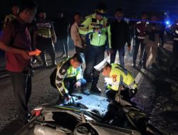 Pemotor Bonceng Tiga Hilang Kendali di Jombang, Satu Nyawa Melayang!