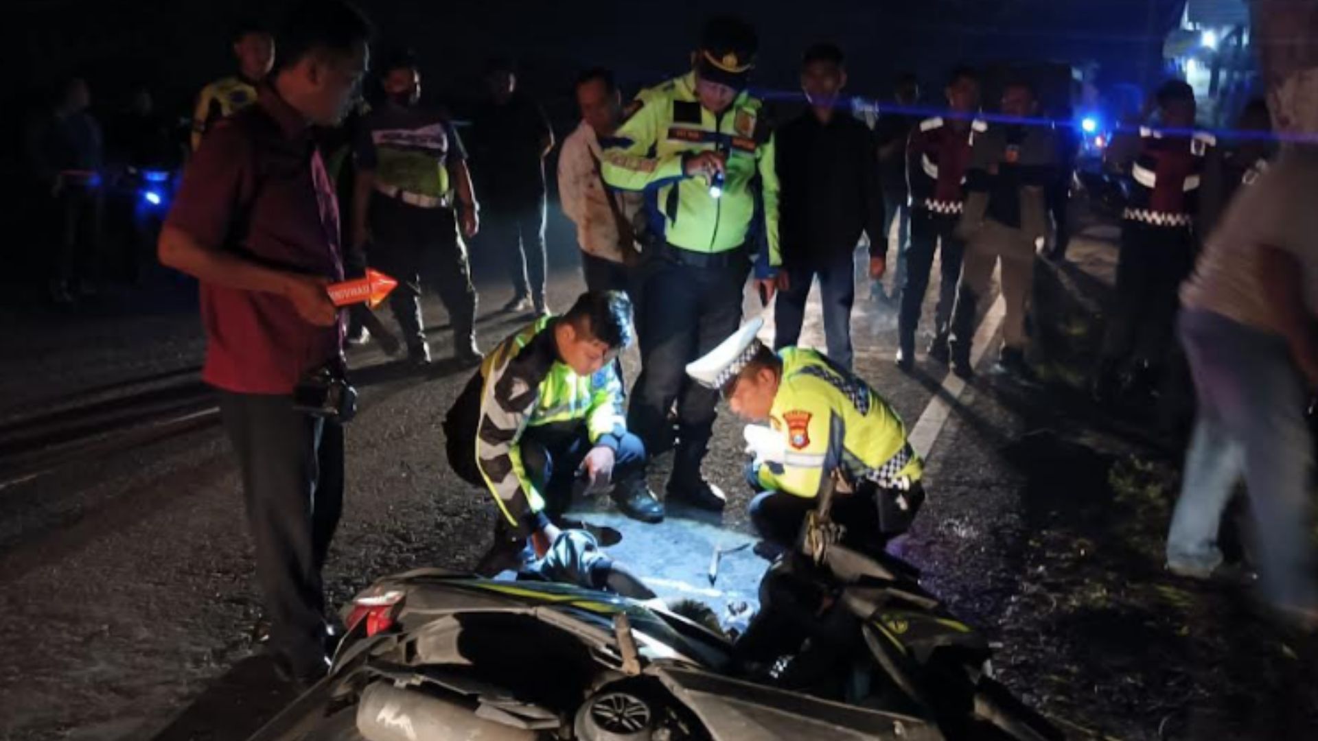 Pemotor Bonceng Tiga Hilang Kendali di Jombang, Satu Nyawa Melayang!