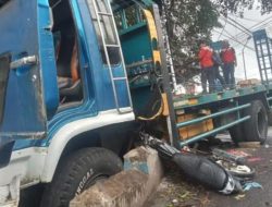 Diduga Rem Blong, Truk Pengangkut Alat Berat Tabrak Dua Motor di Malang