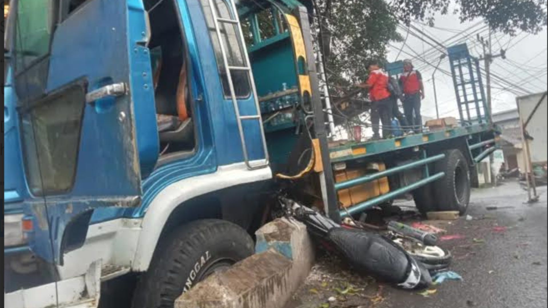 Diduga Rem Blong, Truk Pengangkut Alat Berat Tabrak Dua Motor di Malang