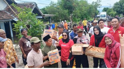 Banjir Parah di Kesamben, PDIP Jombang Salurkan Bantuan Paket Sembako dan Kebutuhan Lainnya