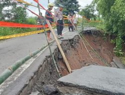 Hujan Deras Hancurkan Jalan Penghubung di Tulungagung, Warga Terpaksa Cari Jalur Alternatif
