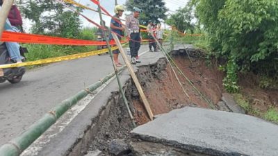 Hujan Deras Hancurkan Jalan Penghubung di Tulungagung, Warga Terpaksa Cari Jalur Alternatif