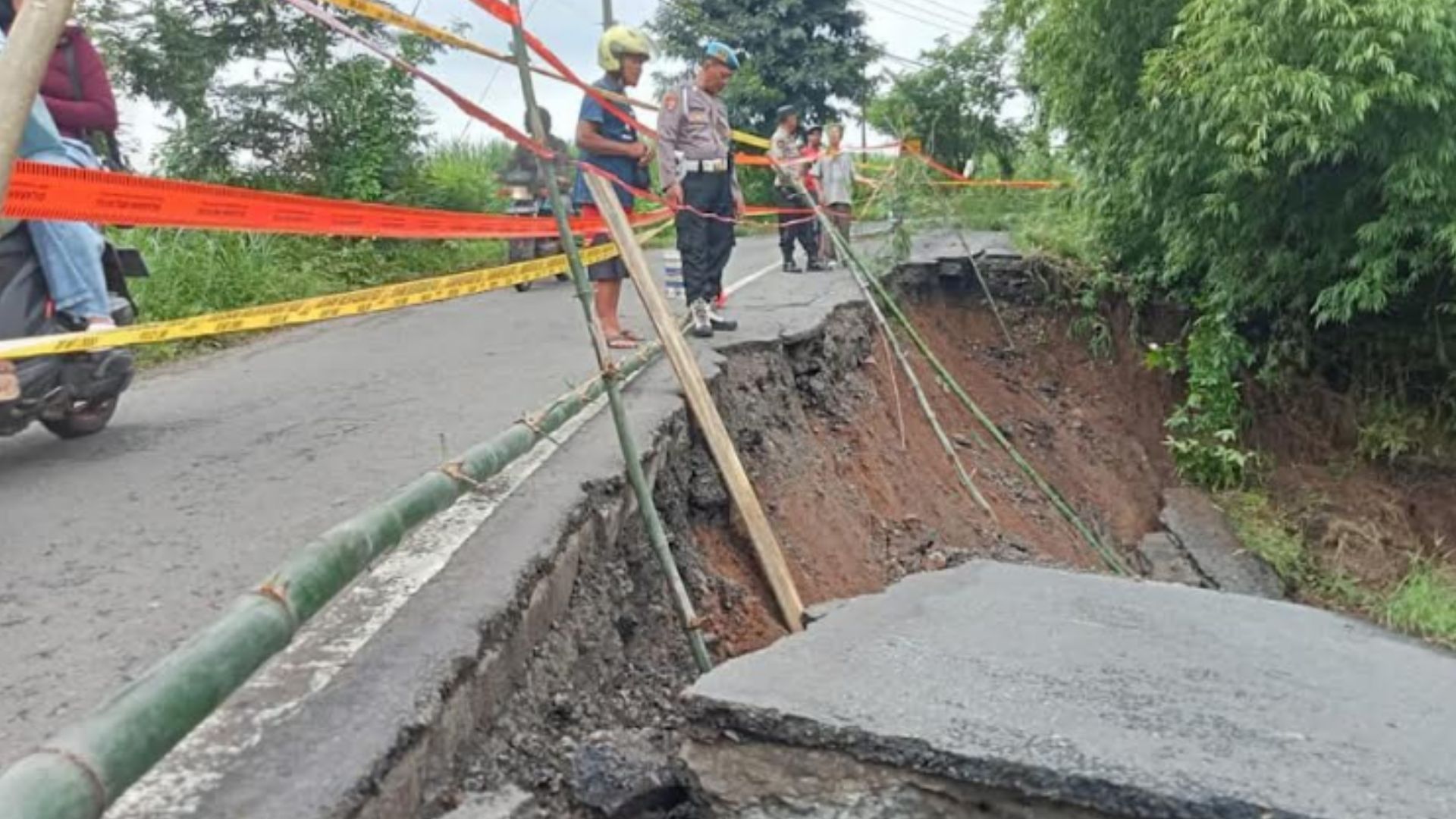 Hujan Deras Hancurkan Jalan Penghubung di Tulungagung, Warga Terpaksa Cari Jalur Alternatif