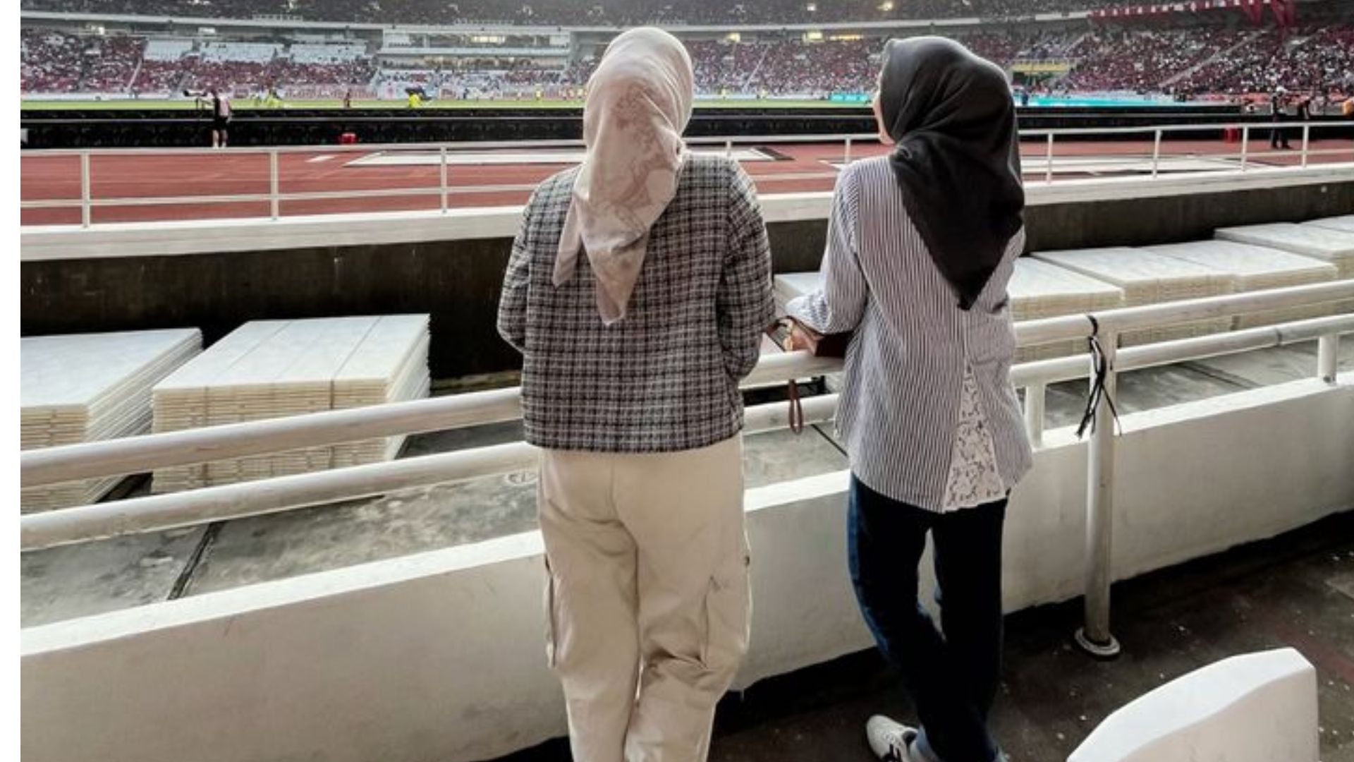 15 Ide Outfit Nonton Bola untuk Cewek Hijab, Tetap Bisa Cantik Kok!