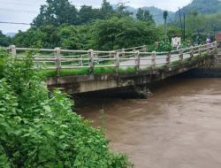 Jembatan Desa Junjung Ambles, BPBD Tulungagung Lakukan Pembersihan Sampah untuk Mencegah Ambruk
