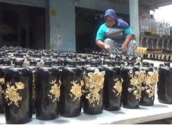 Omzet Naik Drastis, Perajin Natal di Jombang Raih Berkah Ekonomi