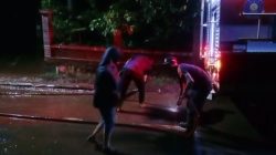 Petugas Damkar Kediri Bersihkan Lumpur Pascabanjir di Desa Tiron